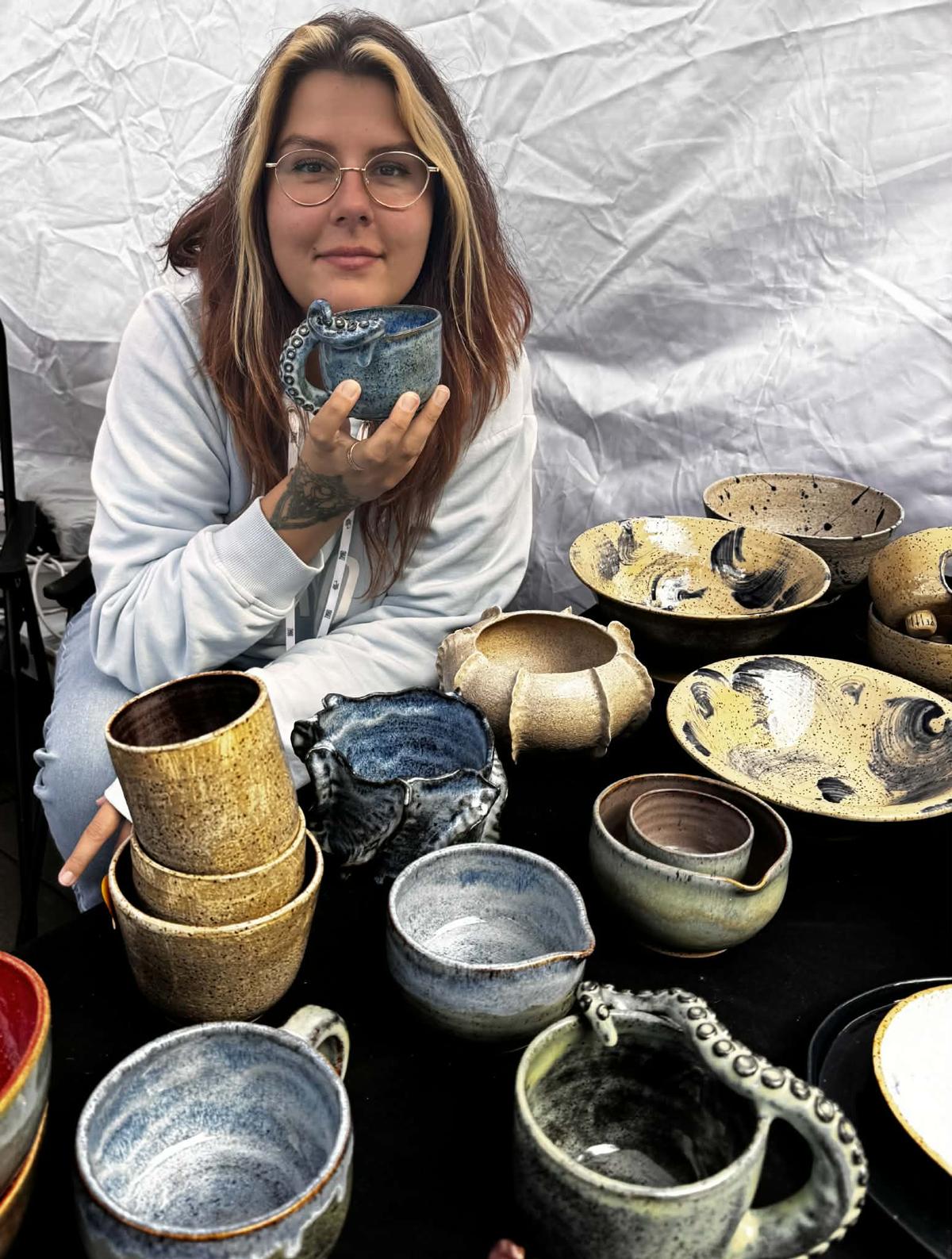 Alicja prezentująca swoją ceramikę