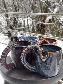 Kubek Kraken — ujęcie z boku na tle śniegu