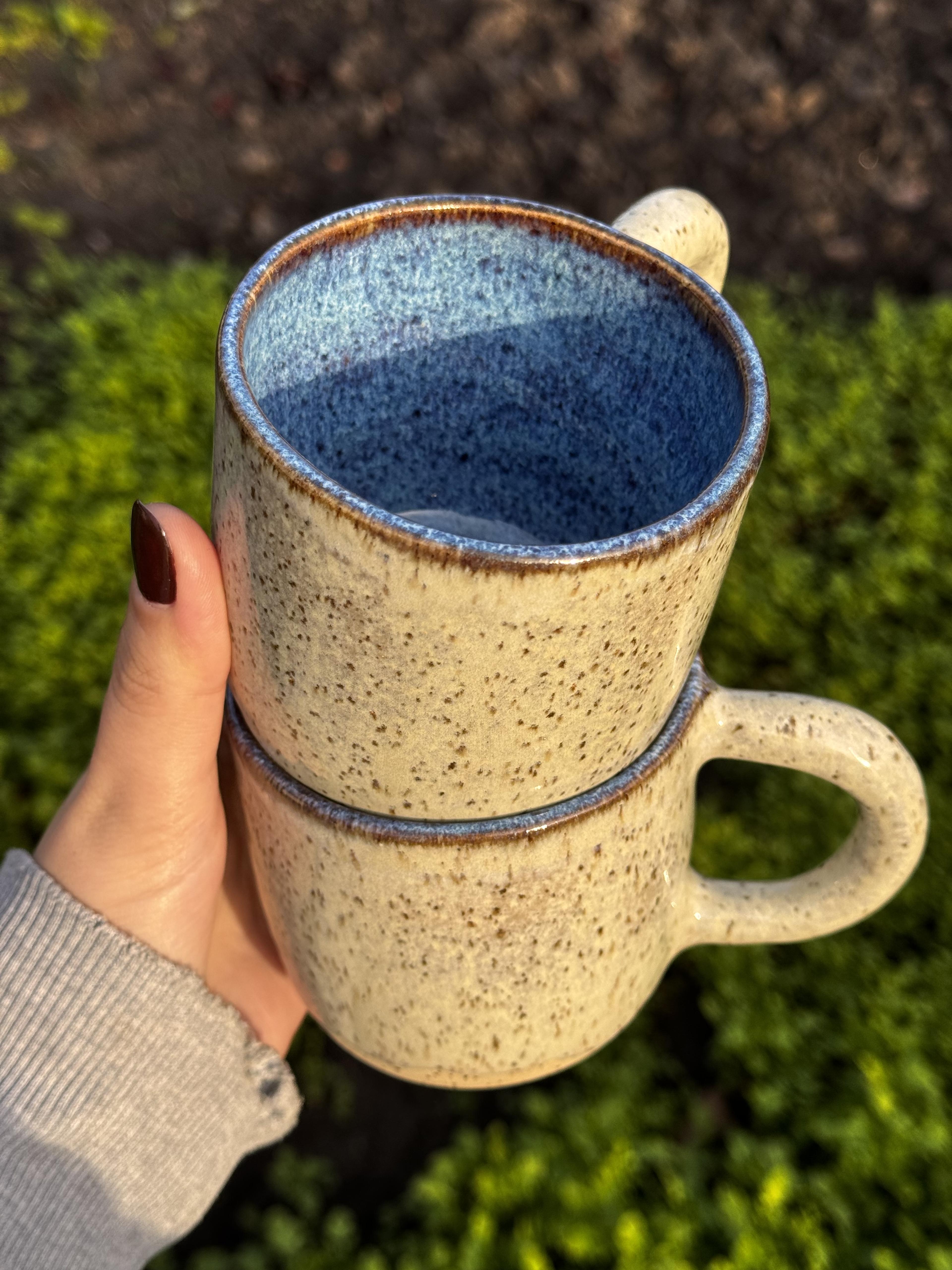 Kubek Piaskowy — widok wnętrza z błękitnym szkliwem