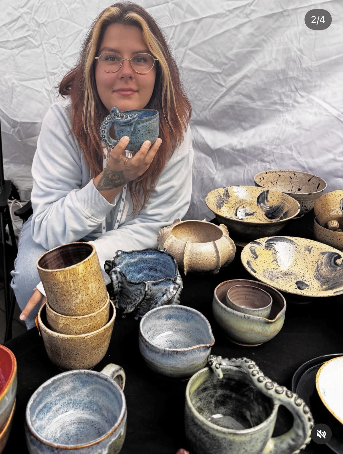 Alicja prezentująca swoją ceramikę